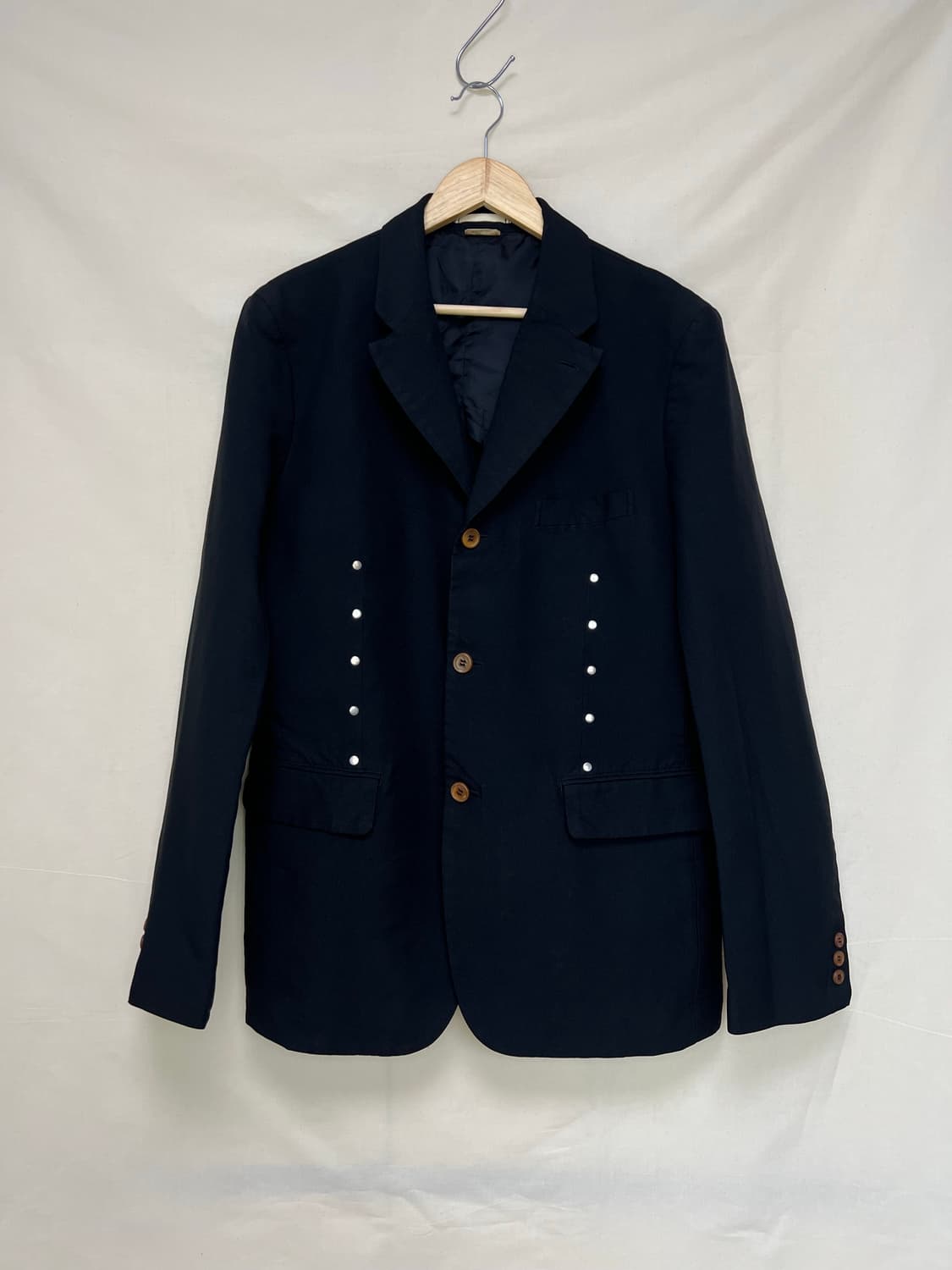 꼼데가르송 옴므플러스 18FW 스터드 3버튼 블레이져 가공폴리 상품이미지1