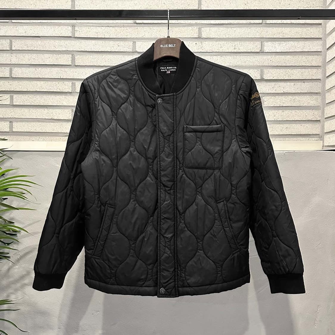폴로 진스 퀼팅 자켓 리브드 카라넥 투포켓 소매 로고 디테일 블랙 상품이미지1