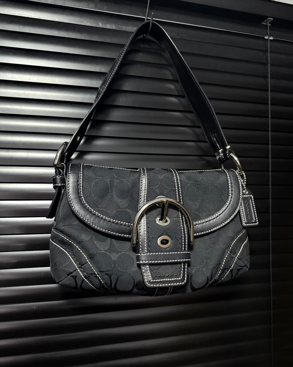 코치 시그니처 버클 로고 가죽 블랙 숄더백 토드백 가방 락시크 웨스턴 상품이미지2