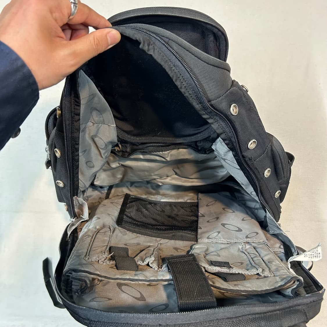 OAKLEY 오클리 아이코닉 멀티 포켓 백팩 상품이미지5