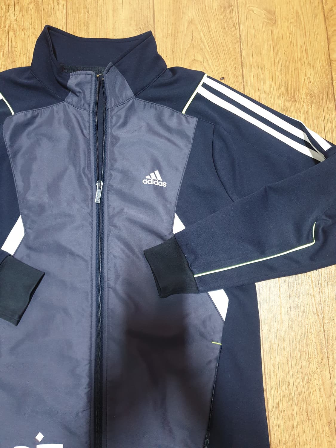 1022 아디다스 여성 운동복 집업 95 사이즈입니다 상품이미지3