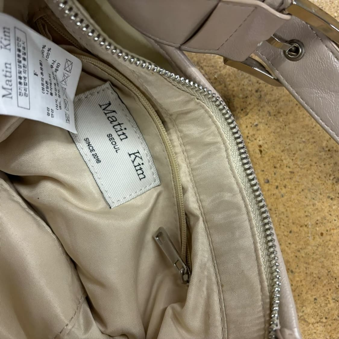 마뗑킴 마들렌 라운드 백 라이트 베이지  상품이미지4