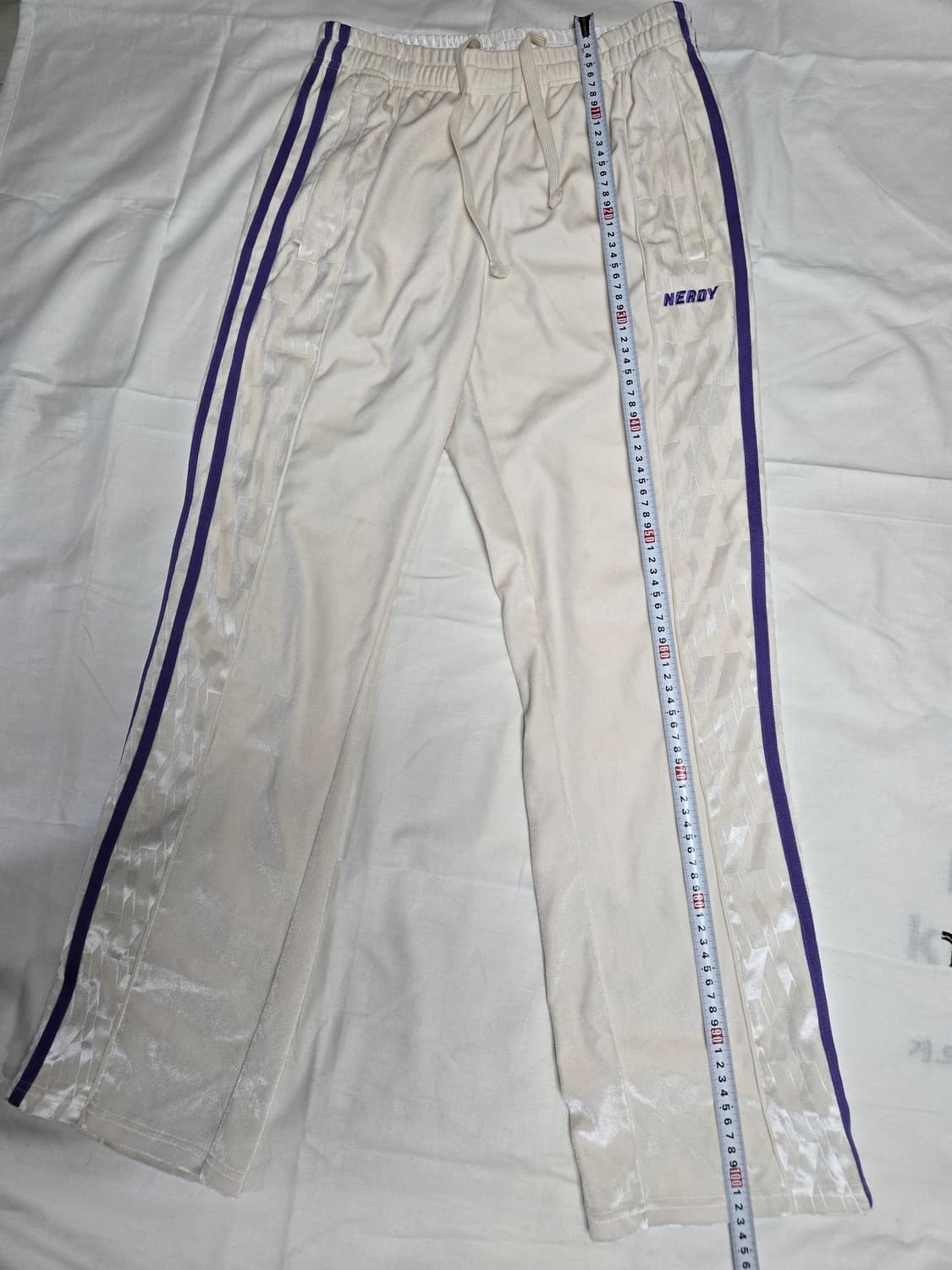 널디(Nerdy)  DNA 블록 벨벳 트랙 팬츠 크림 색상 상품이미지5