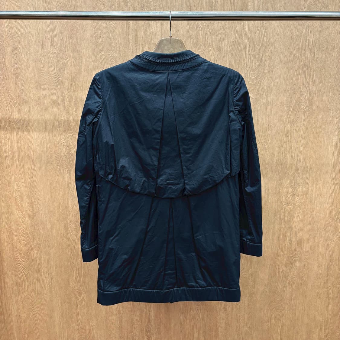 몽클레어 스탠드 칼라 체인 디테일 금장 로고 패치 디테일 블랙 상품이미지3