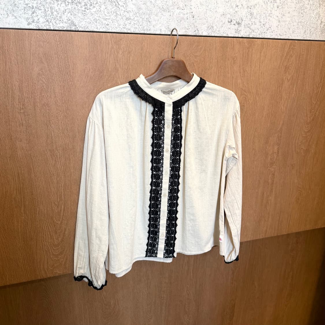 빈티지 롱슬리브 블라우스 블랙 레이스 트리밍 버튼업 디테일 아이보리 상품이미지1