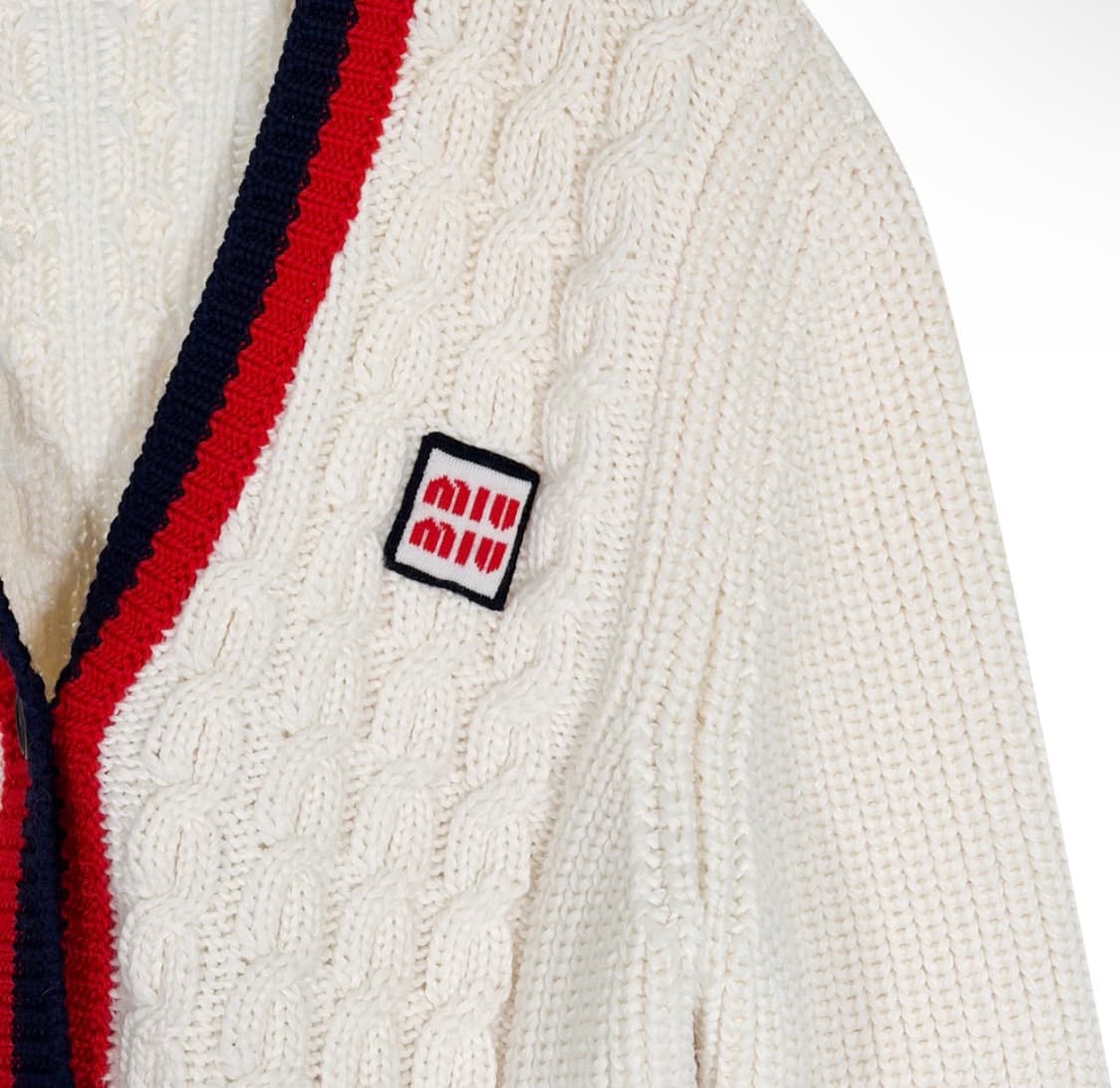 [38] 미우미우 여성 헤비 울 케이블 로고 패치 삼선 라인 니트 가디건 상품이미지5