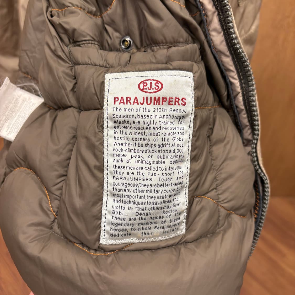 파라점퍼스 라이트 웨이트 나일론 자켓 옐로우 버클 스트랩 디테일 베이지 상품이미지9