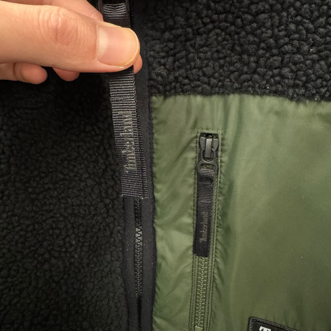 2019 F/W 팀버랜드 플리스 자켓 카키 배색 패치 디테일 블랙 상품이미지6