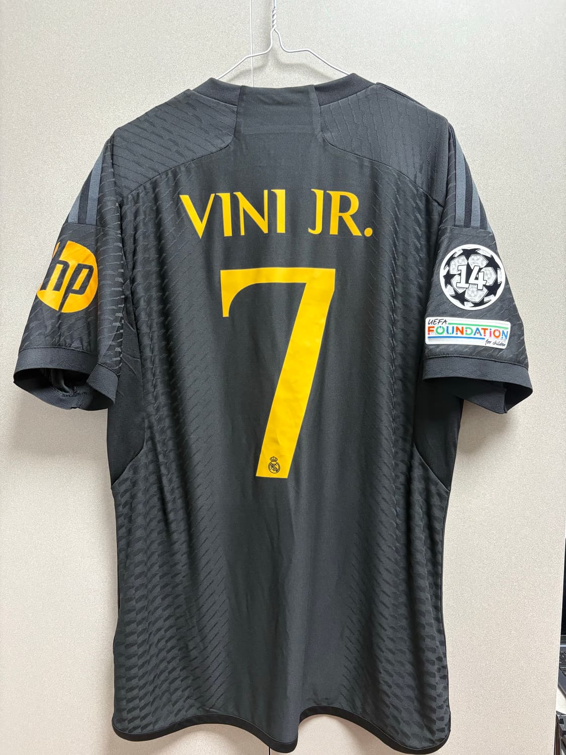 어센틱 23-24 레알마드리드 어웨이 비니시우스 유니폼 상품이미지2