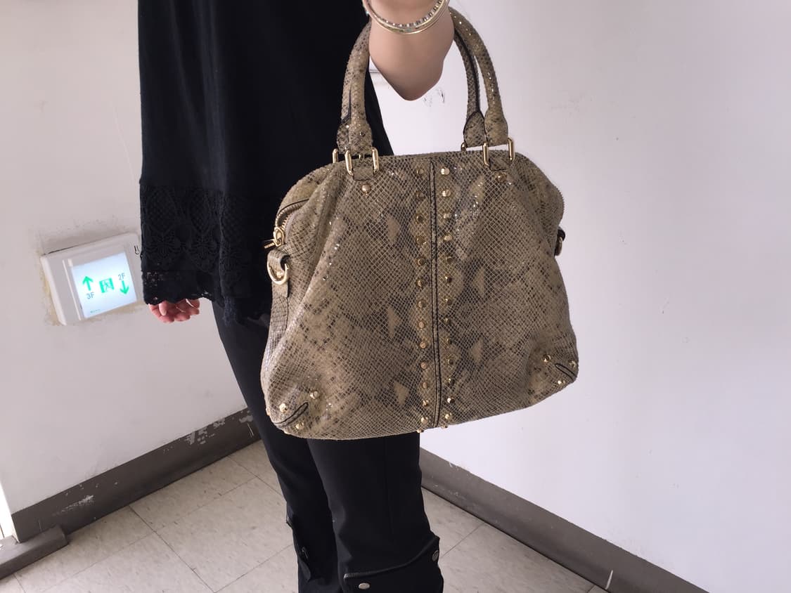 Michael Kors 마이클코어스 파이톤 스터드 토트백 상품이미지3