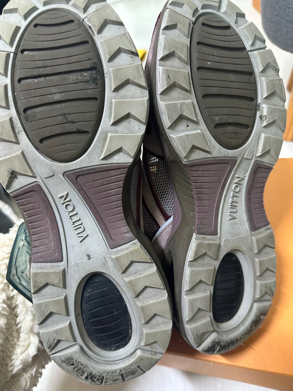 [6] 루이비통 20SS 메인컬렉션 블루 네임택 스니커즈 버건디 상품이미지9