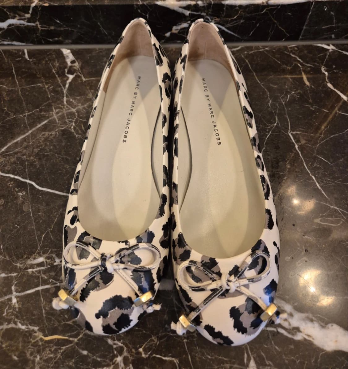 Marc jacobs 마크제이콥스 호피 가죽 플랫 슈즈 블랙 화이트  상품이미지2