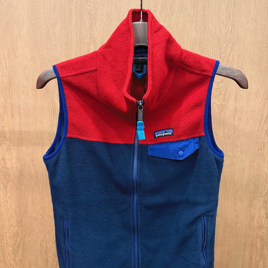 파타고니아 신칠라 플리스 집업 베스트 플립 포켓 디테일 레드 네이비 상품이미지4