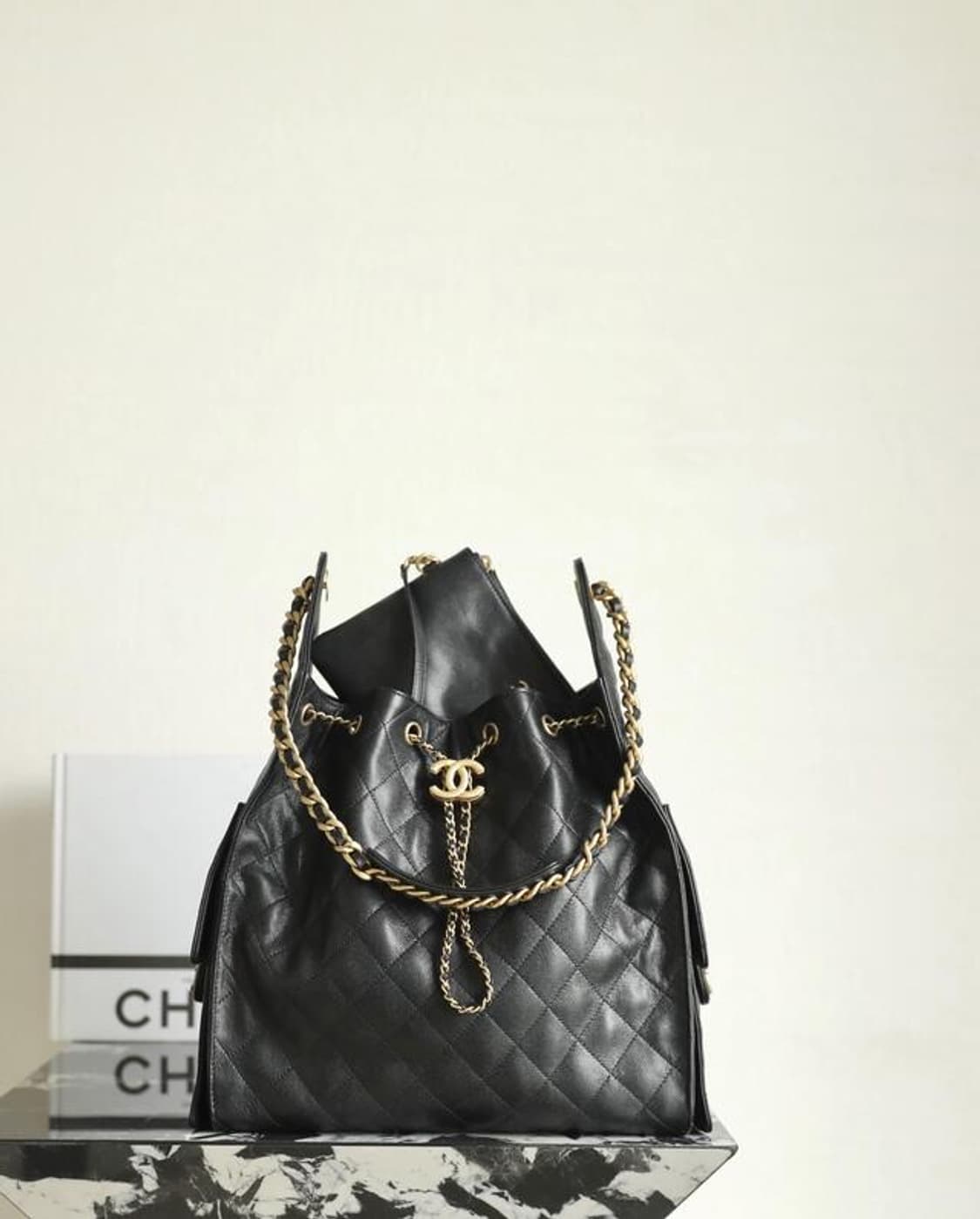 샤넬 블랙 퀼팅 호보백 상품이미지7
