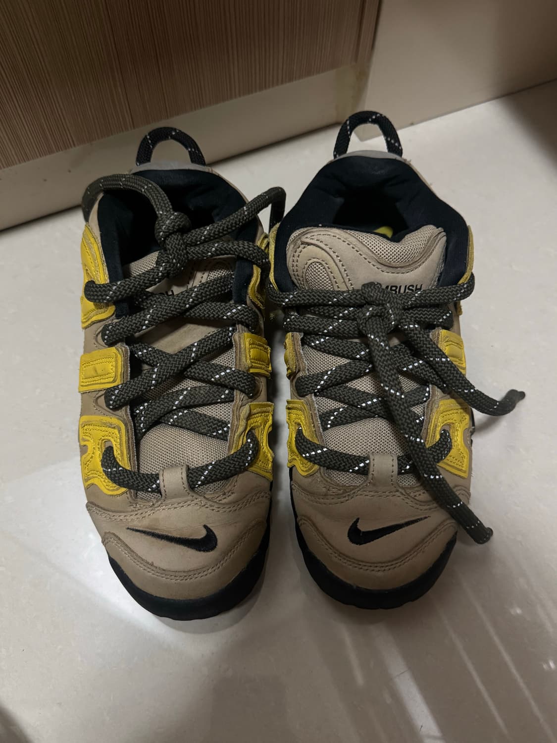 나이키 x 앰부쉬 에어 모어 업템포 로우 비비드 설퍼 앤 라임스톤 상품이미지2