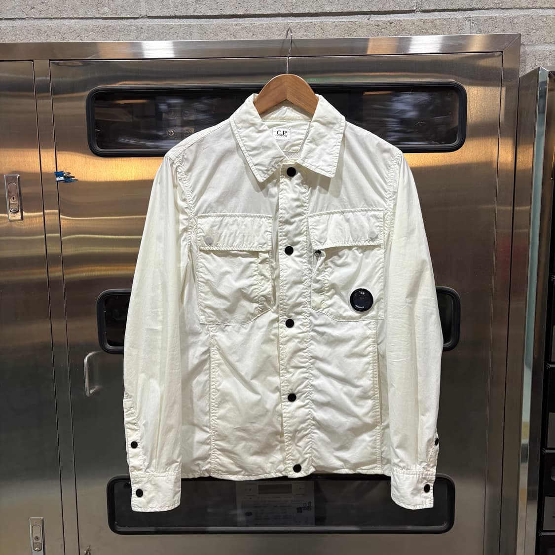 씨피컴퍼니 화이트 렌즈 오버 셔츠 자켓 상품이미지4