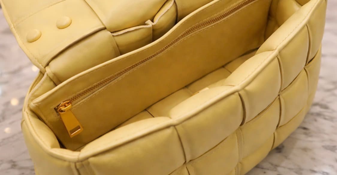 [S급] 보테가베네타 패딩 체인 카세트 크로스백 판매합니다!!! 상품이미지2