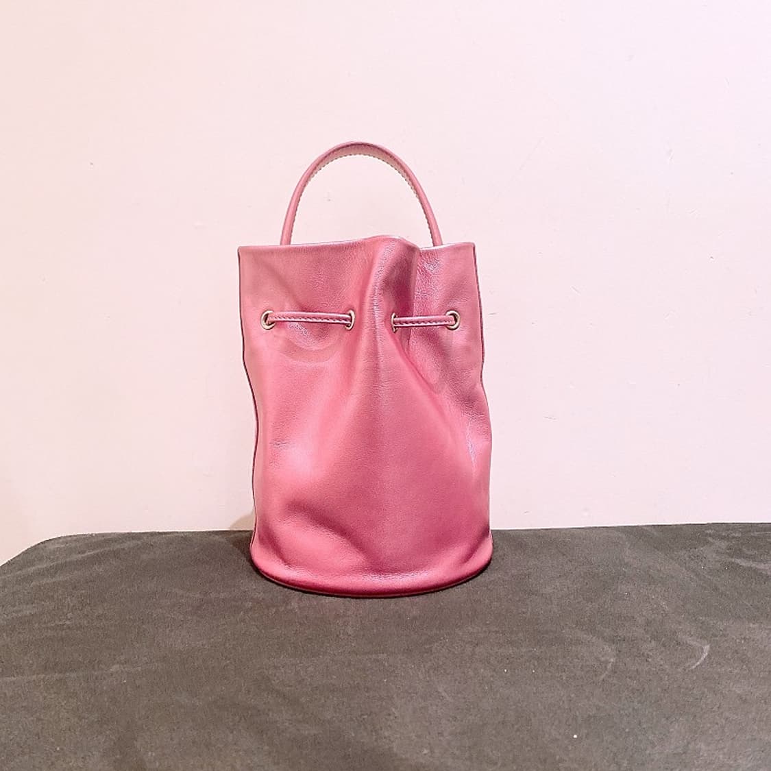 발렌시아가 여성 핑크 버킷 크로스 숄더백 상품이미지3