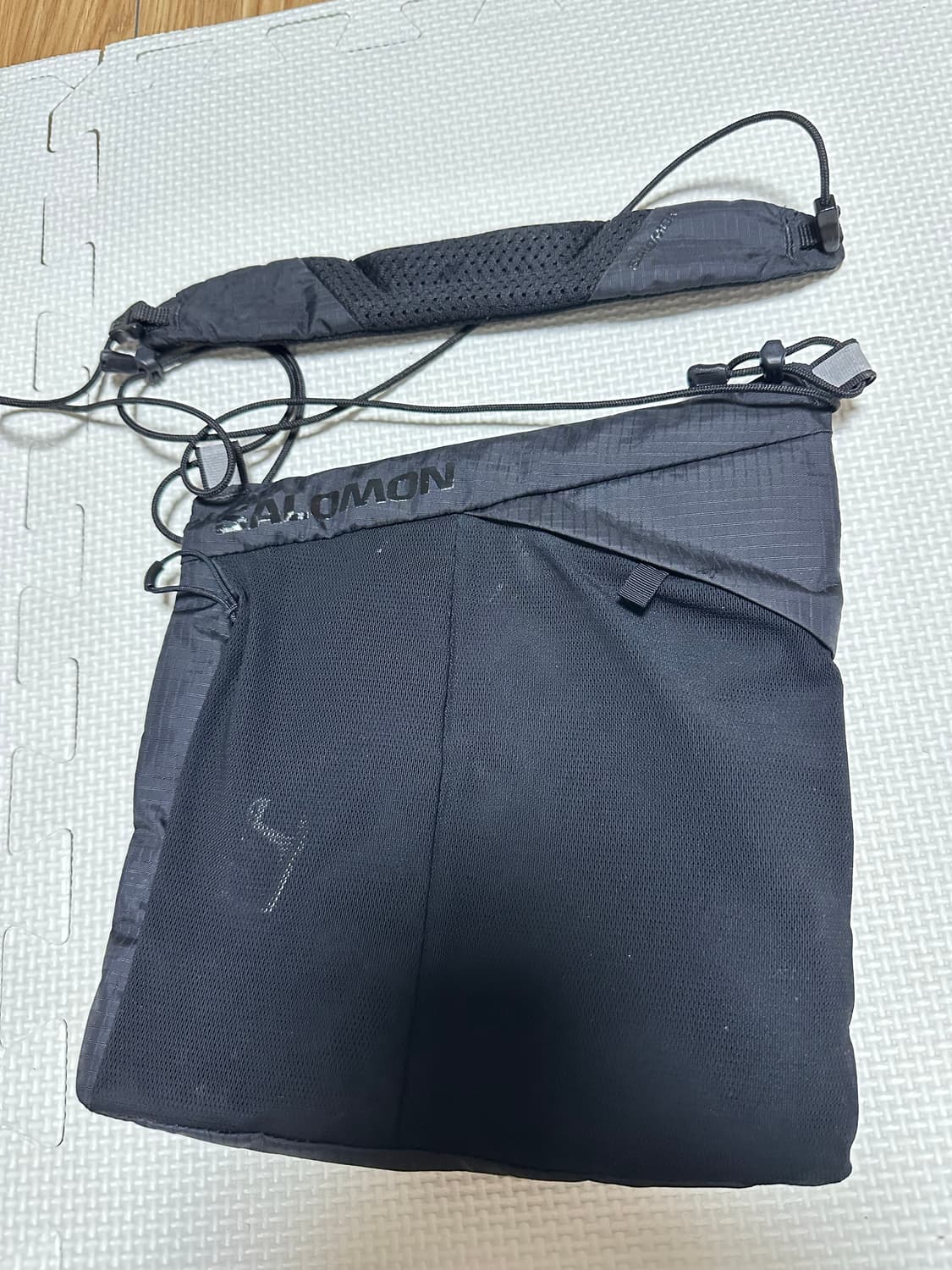 살로몬 사코슈 블랙 크로스백 상품이미지2