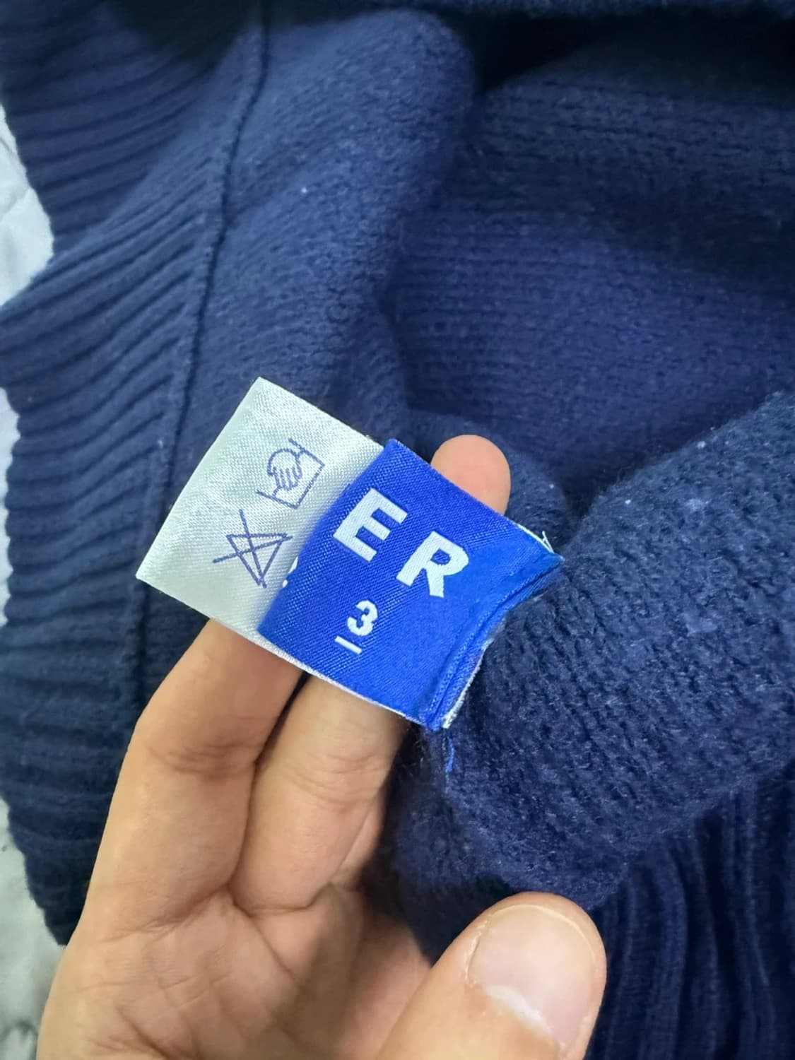 아더에러 슬라이스 니트 네이비 상품이미지2