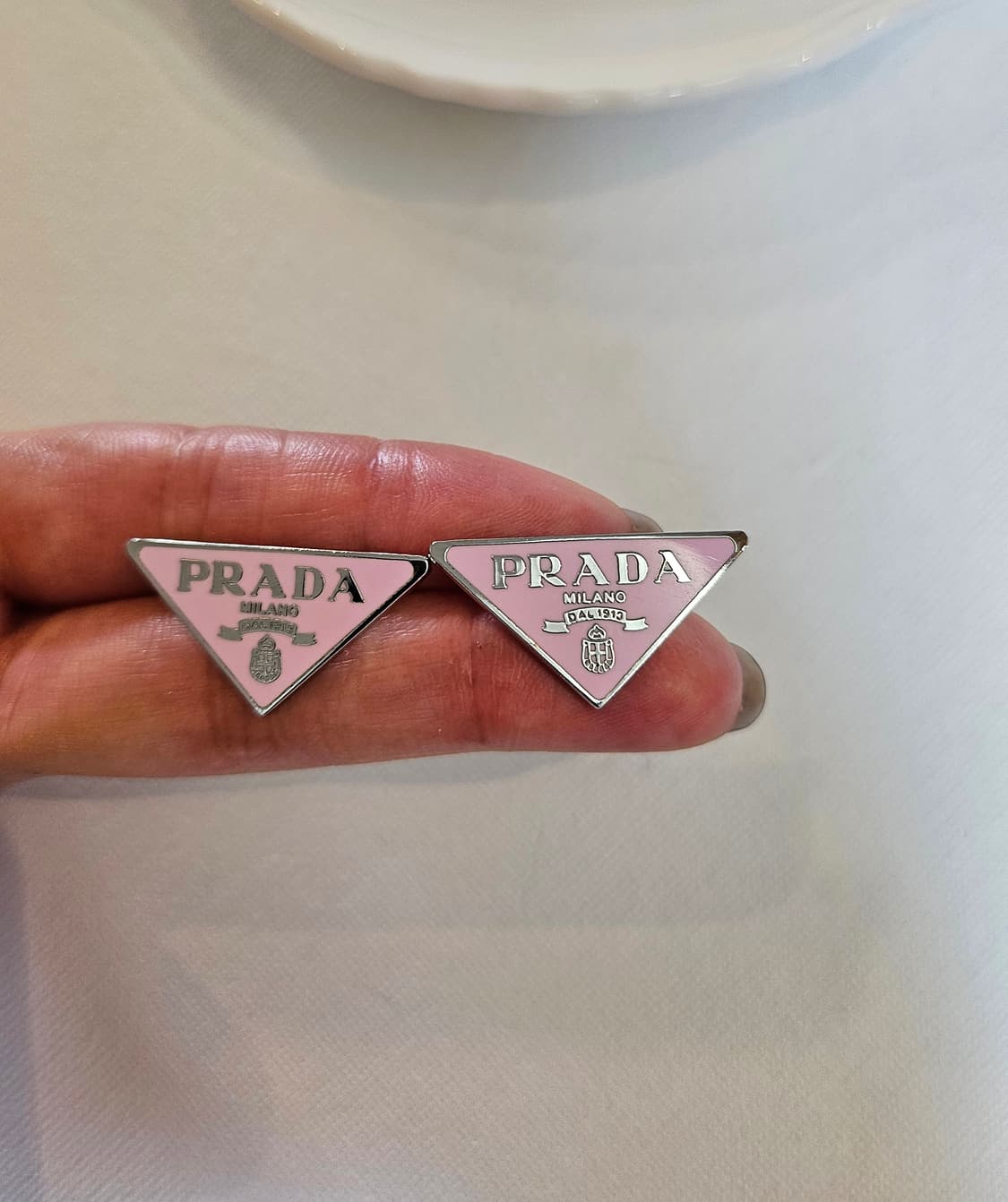프라다 업사이클링 삼각로고 귀걸이 핑크 상품이미지6