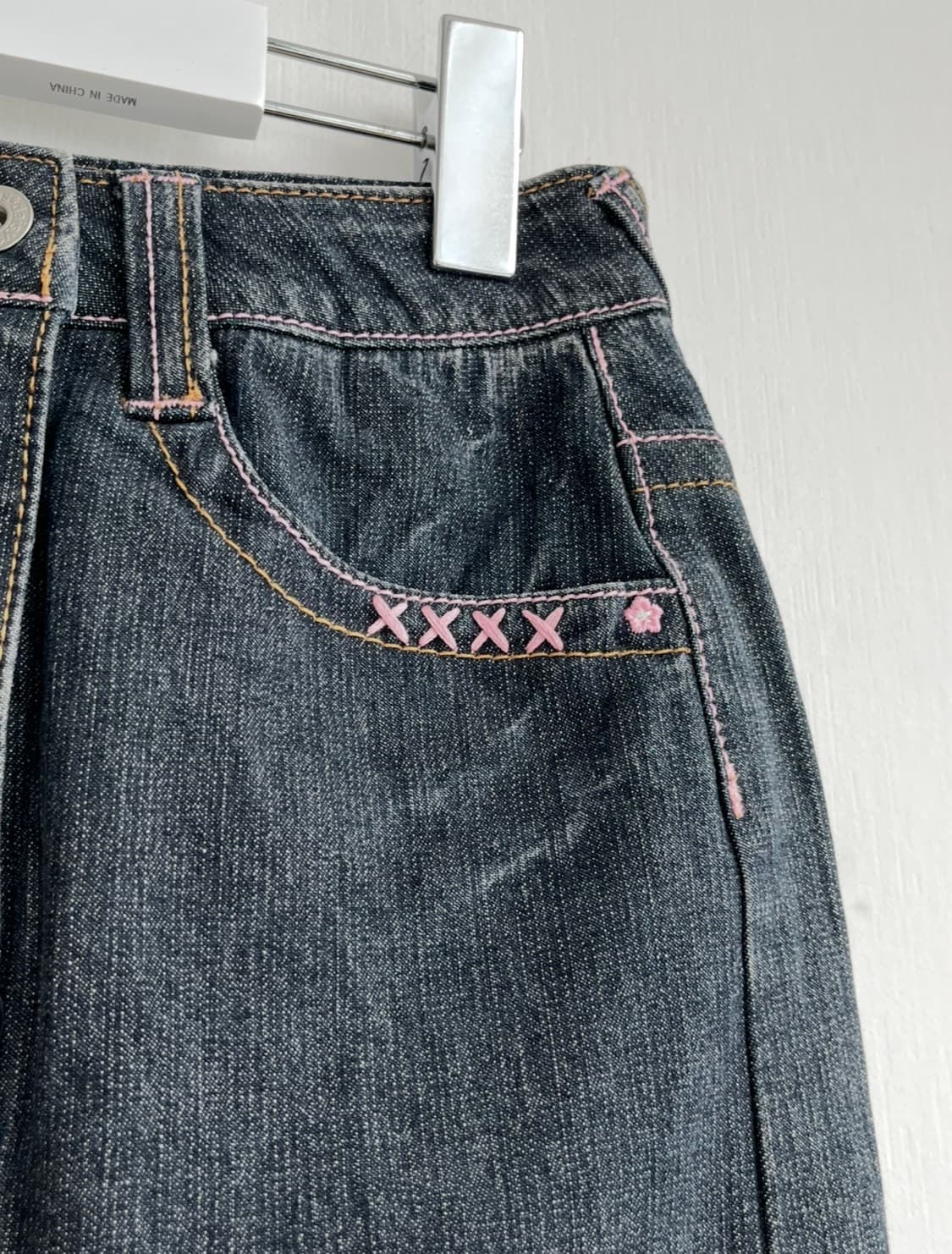 DAISY LOVERS 프리즘 자수 아일렛 데님 스커트 상품이미지5