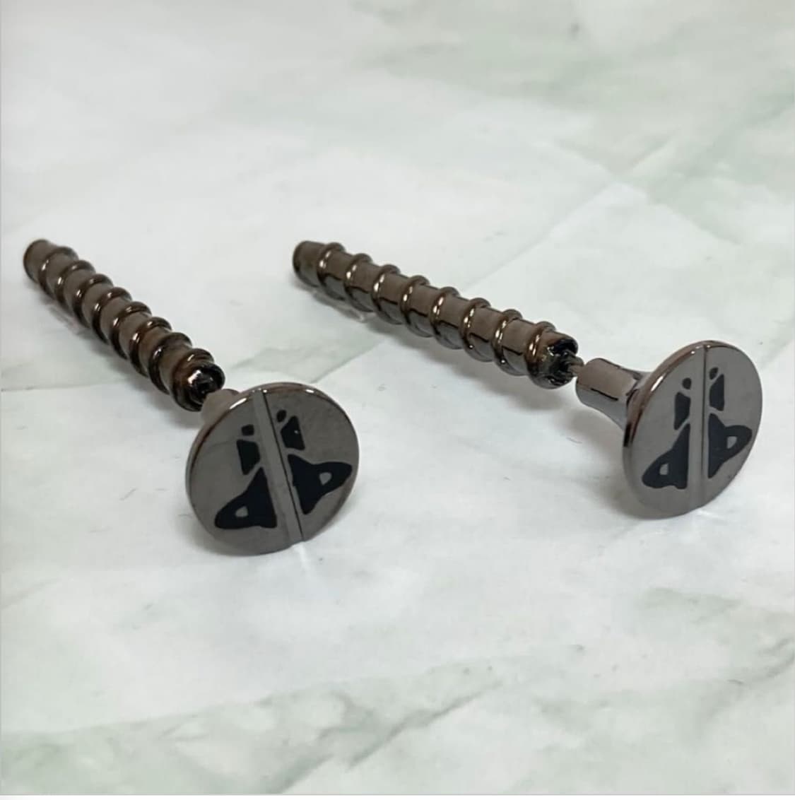 비비안웨스트우드 아카이브 orb 각인 못 귀걸이 상품이미지1