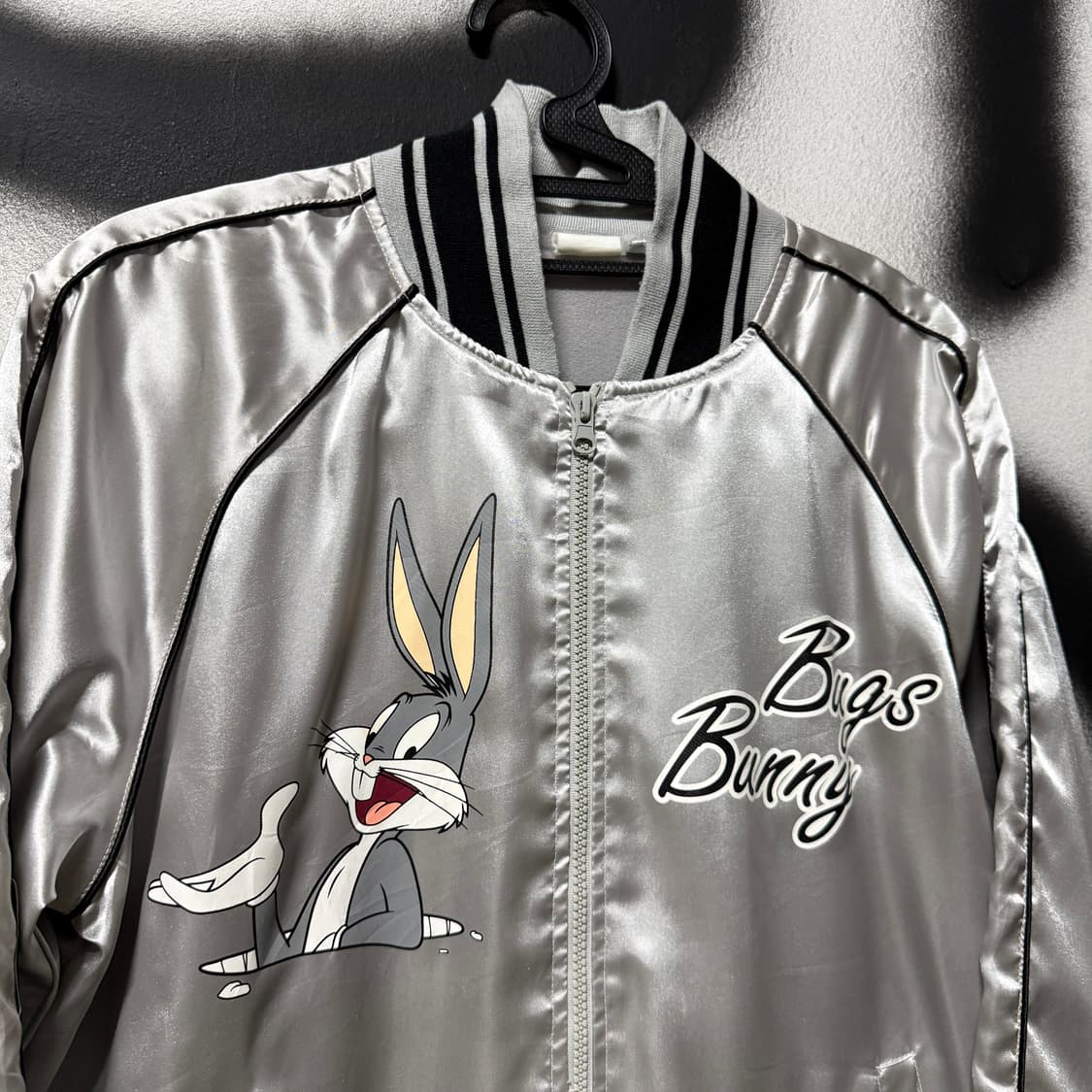 벅스 버니 Bugs Bunny 올드스쿨 빅 프린팅 사틴 실버 바시티 자켓 상품이미지3