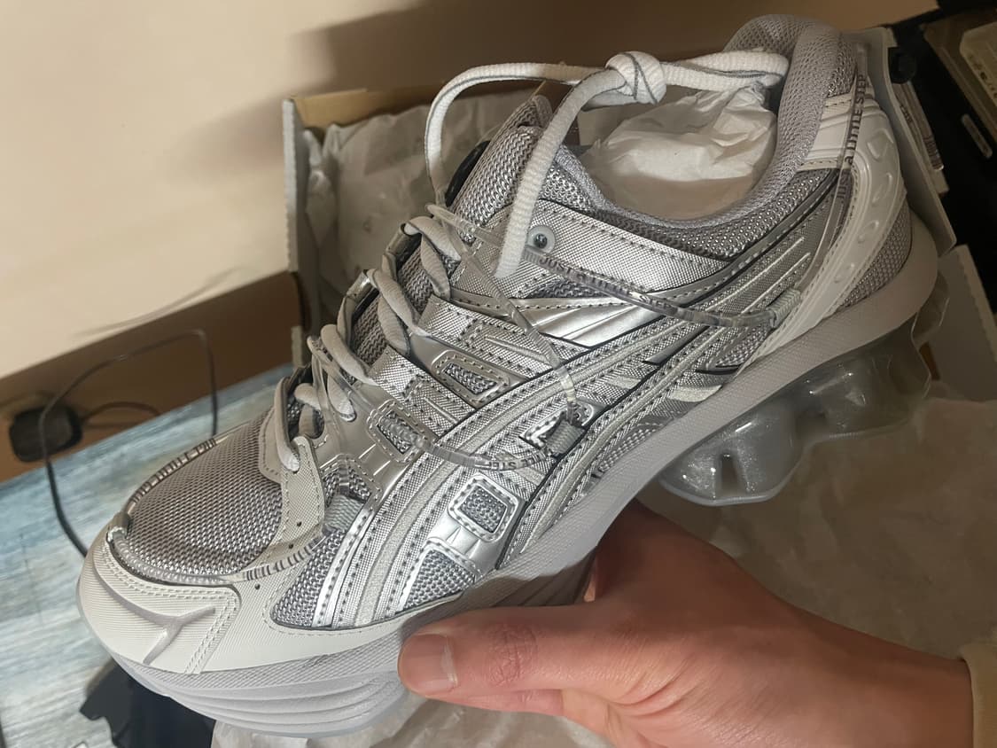 아식스 x 요아소비 젤 키네틱 Y 피드몬트 그레이 퓨어 실버 상품이미지1