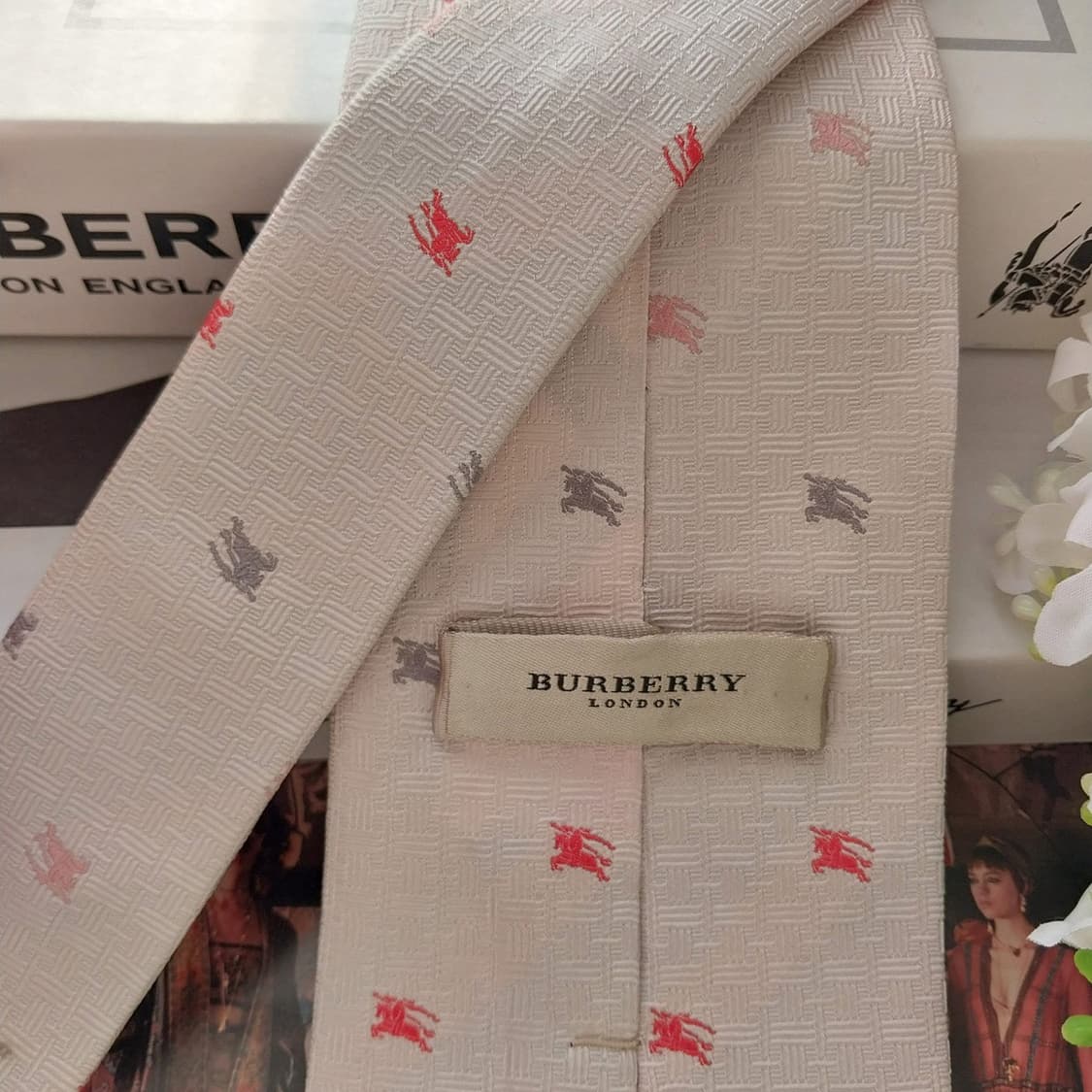 버버리 실크 아이보리 기마사 자카드 넥타이 9.4cm A등급 K1635
 상품이미지5