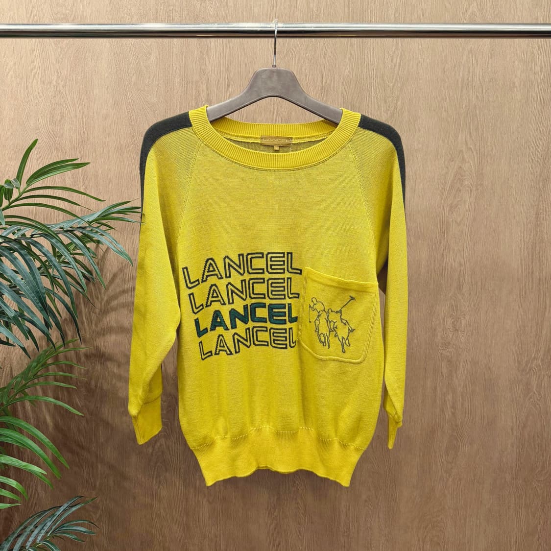 란셀 라운드넥 코튼 니트 배색 래글런 로고 레터링 디테일 옐로우 상품이미지1