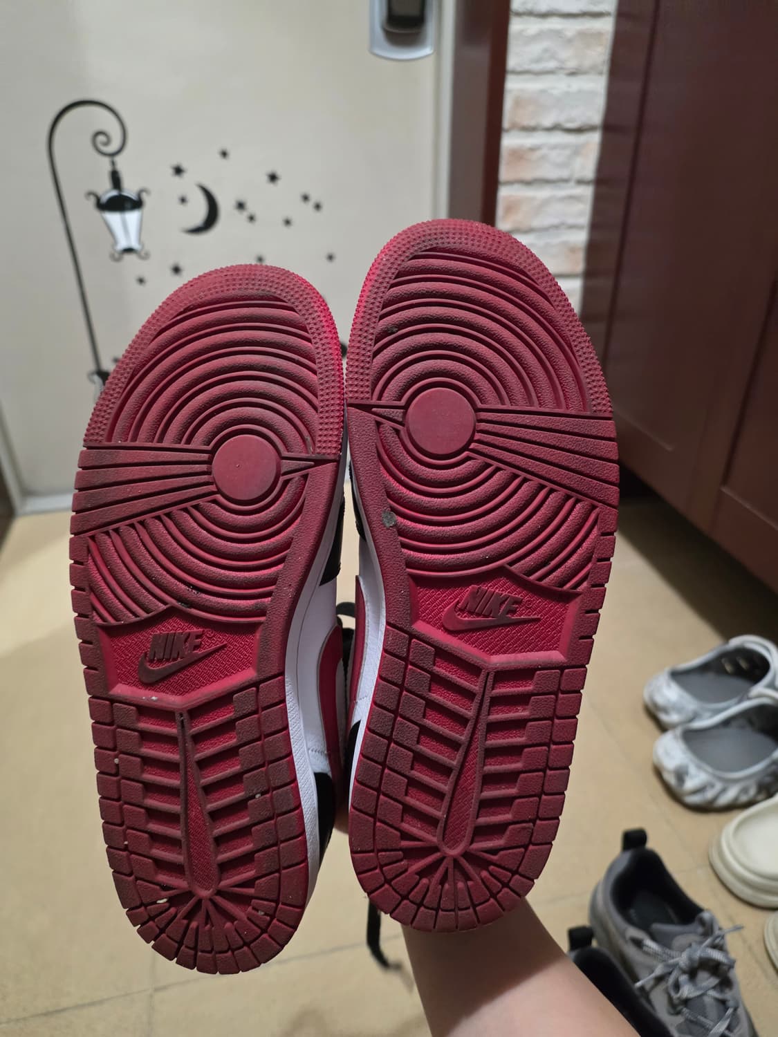 나이키 조던 1 미드짐 블랙 레드 화이트 260 상품이미지4