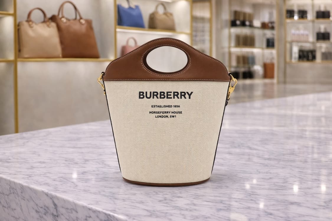 [S급] 버버리 투톤 포켓 버킷 숄더백 스몰 판매합니다!!! 상품이미지1