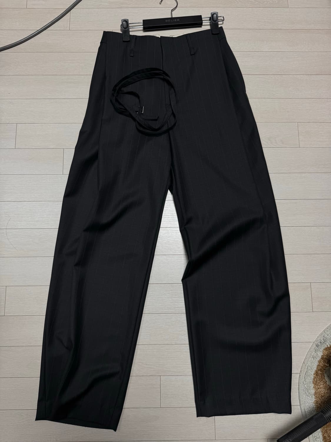 벨리에 25ss 벨티드 딥 폴리츠 슬랙스 - 핀 차콜 스트라이프  상품이미지1