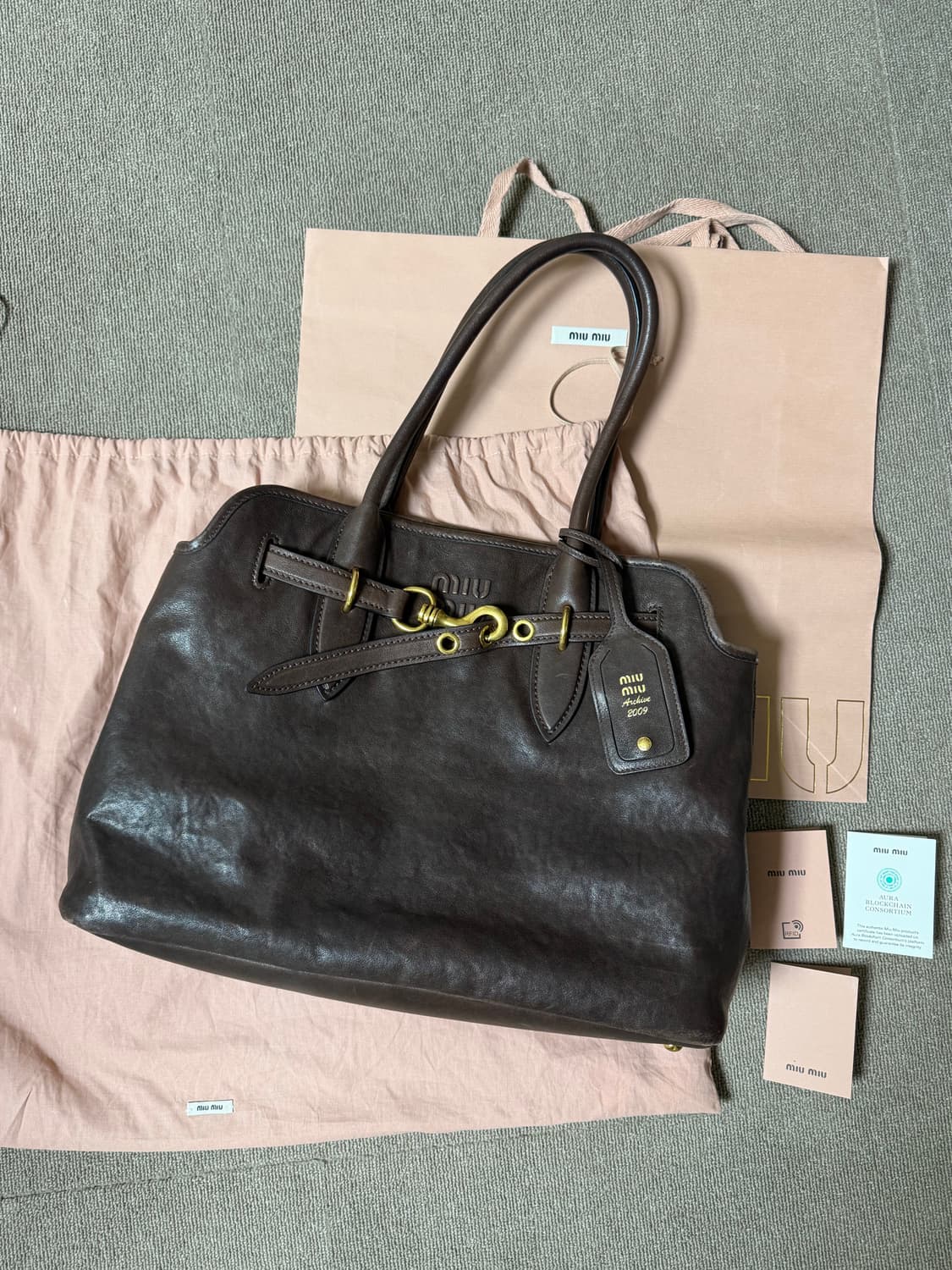 미우미우 아방뛰르 나파 가죽 백 미디엄 브라운 상품이미지3