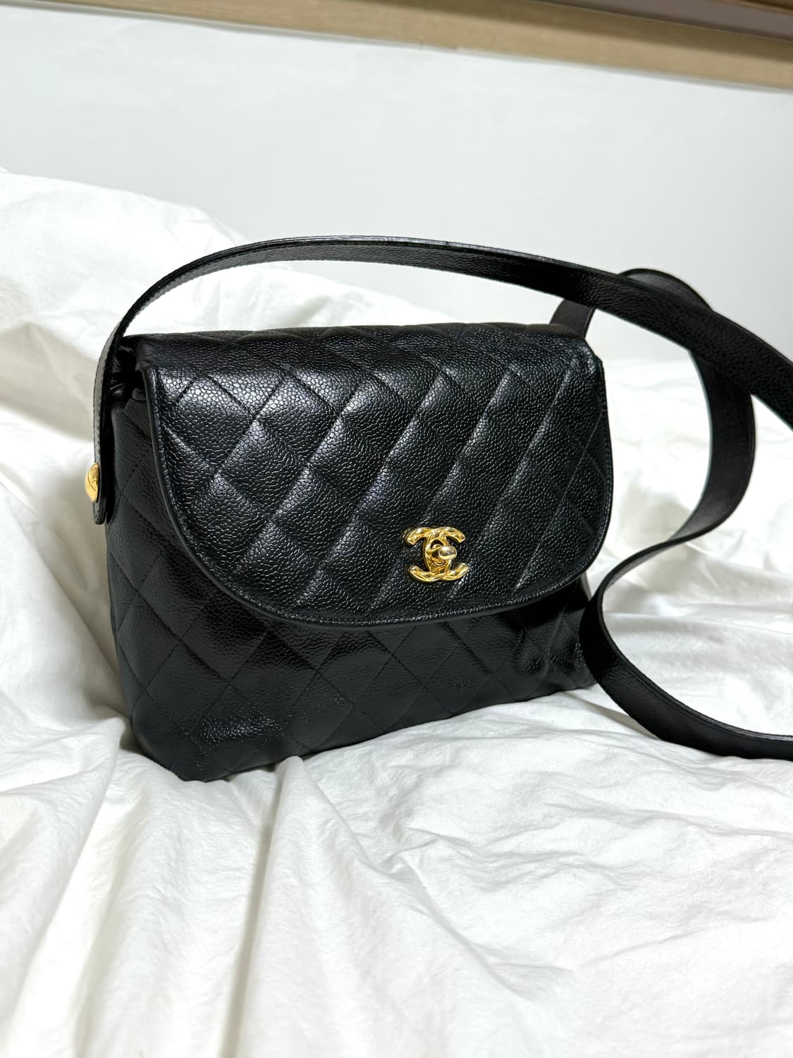 샤넬 캐비어 크로스백 블랙 상품이미지1