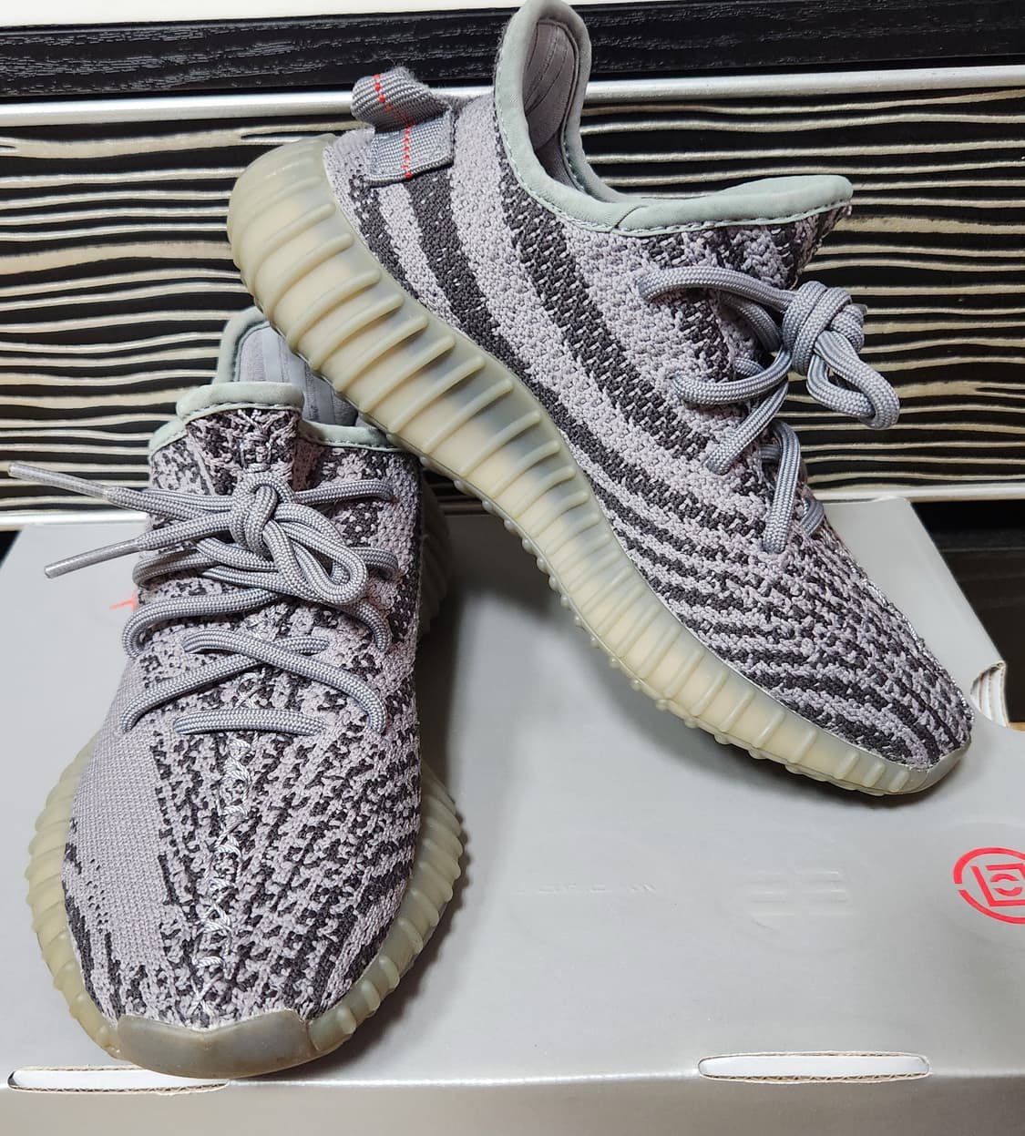 adidas 아디다스 이지 부스트 350 V2 벨루가 2.0 상품이미지3