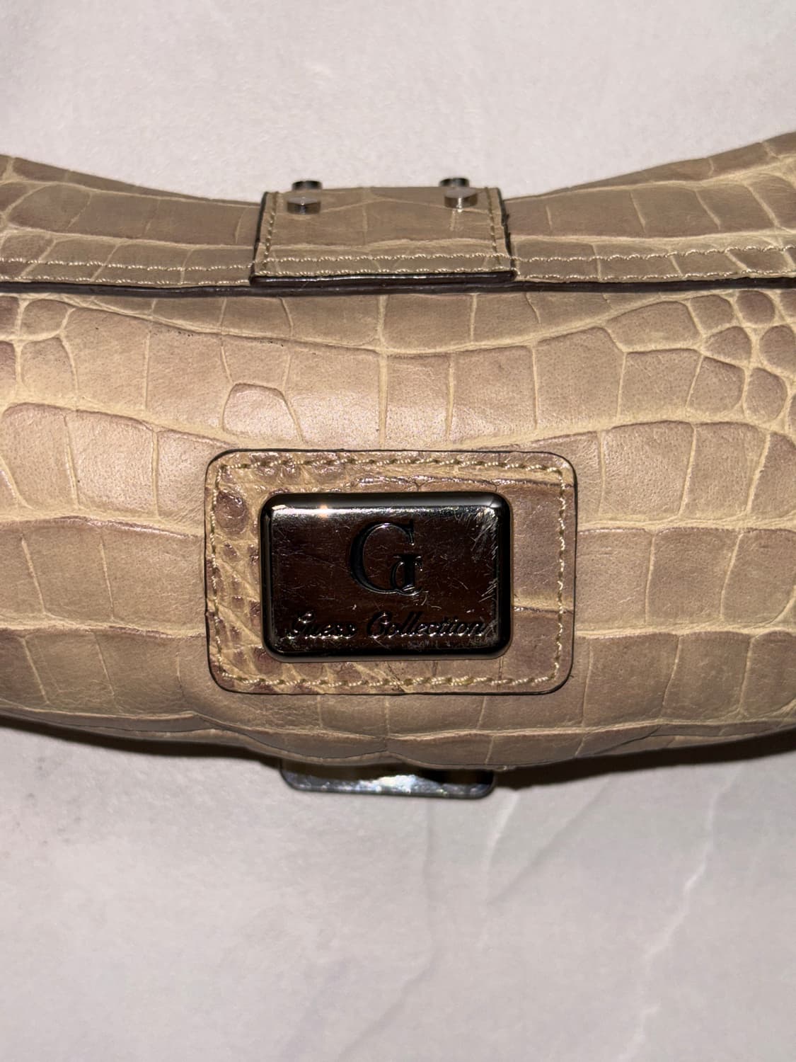 Guess beige python cubic buckle 숄더백 상품이미지5