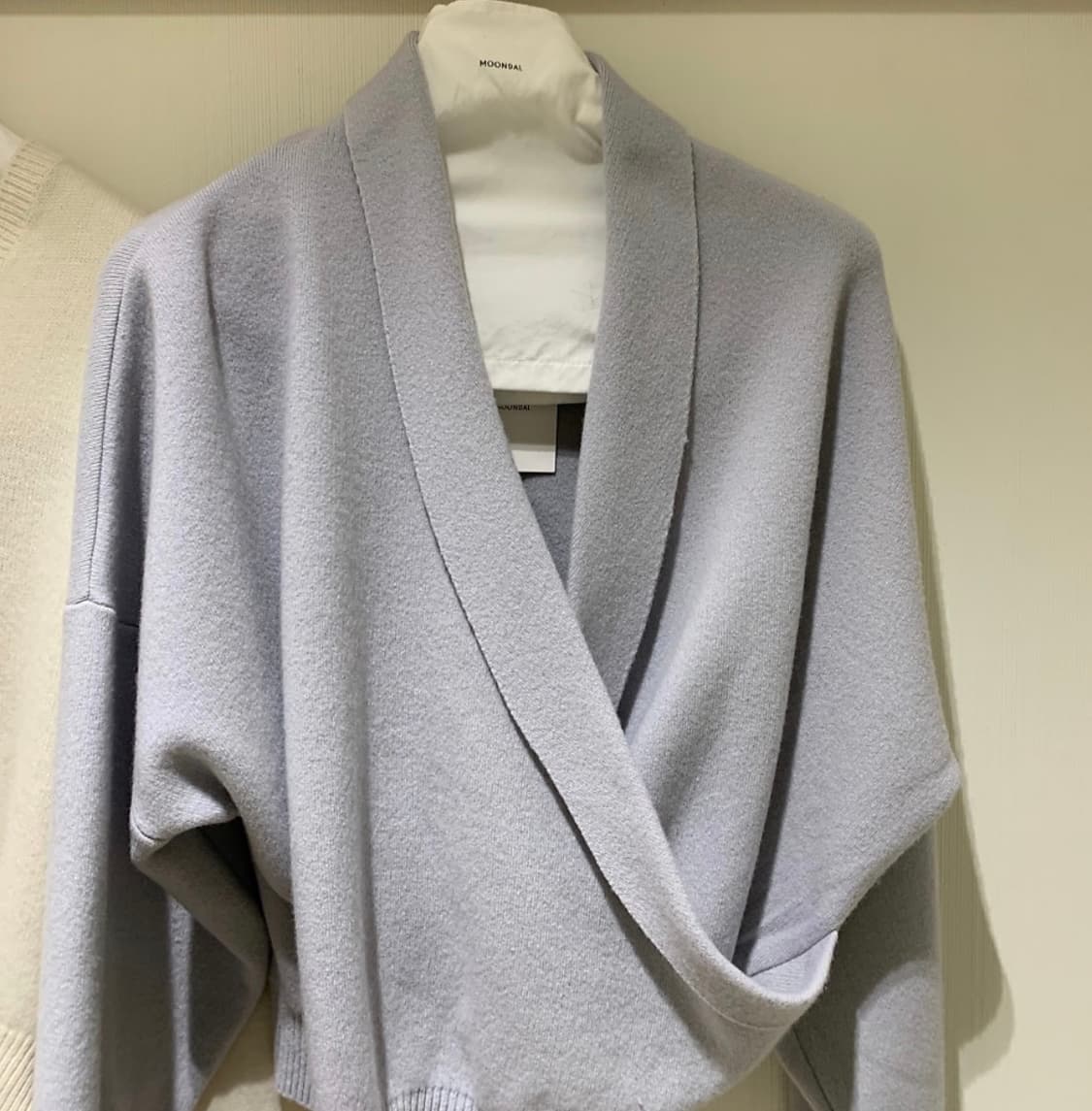 문달 캐시미어 숄 카라 탑 니트 구합니다.(24fw) 상품이미지2