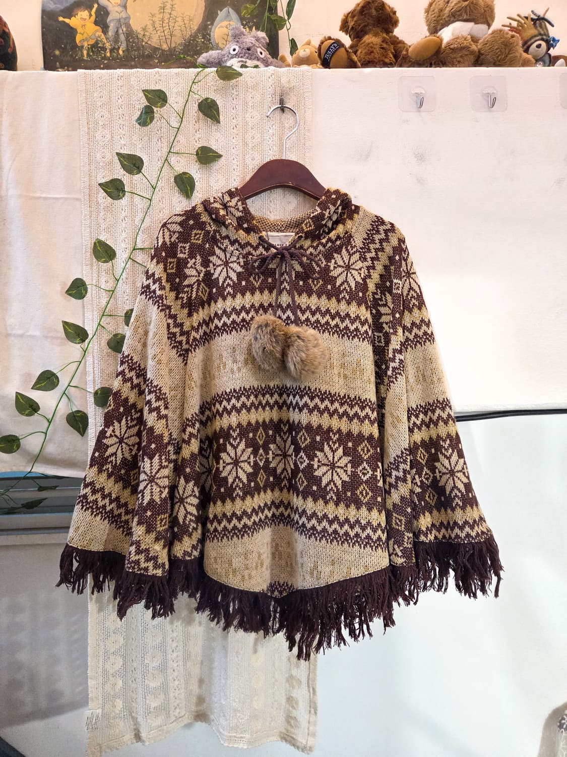 눈꽃 폼폼 케이프 니트 상품이미지1