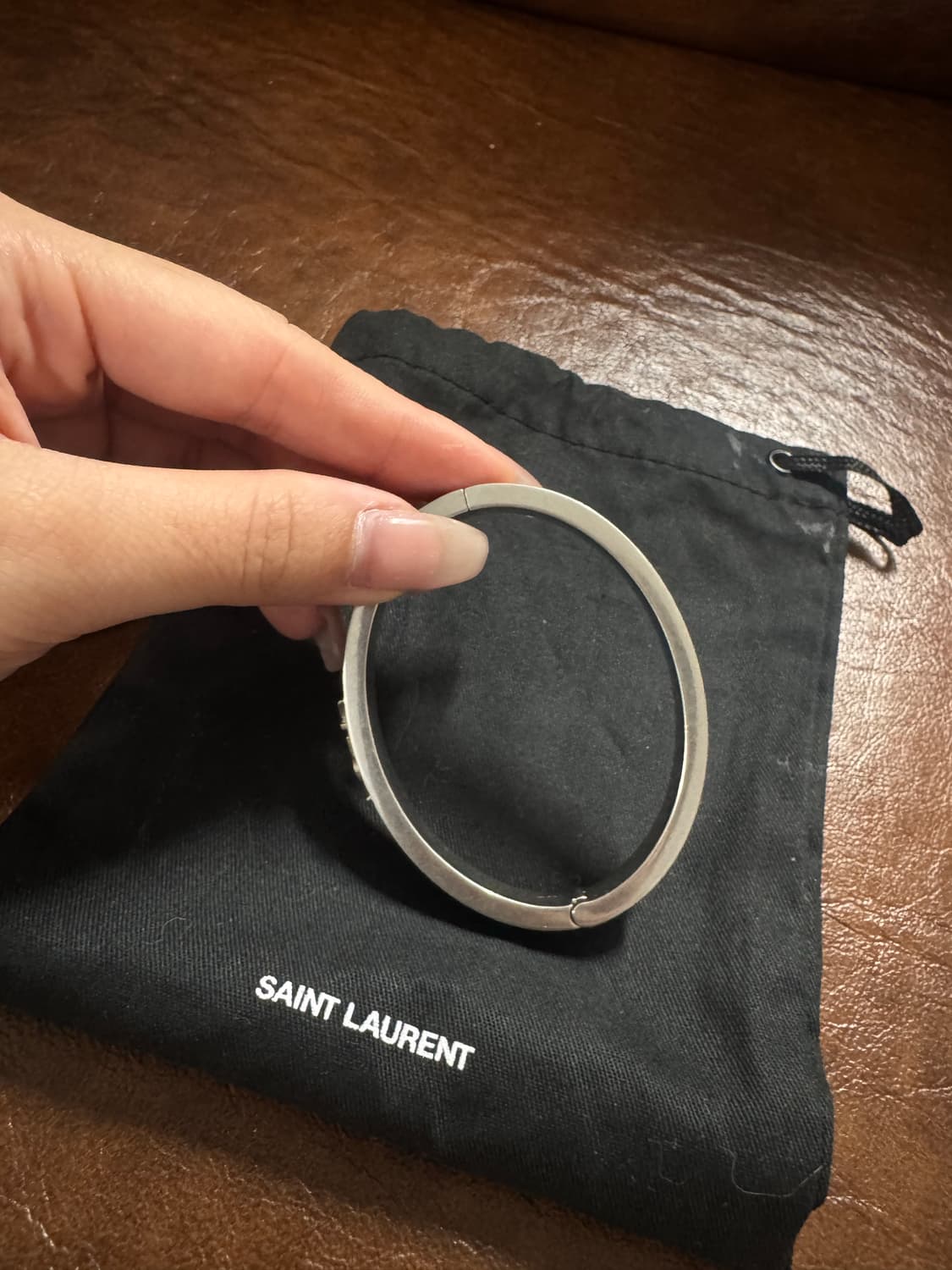 정가 105만 생로랑 카산드르 가죽 메탈 브레이슬릿 상품이미지9