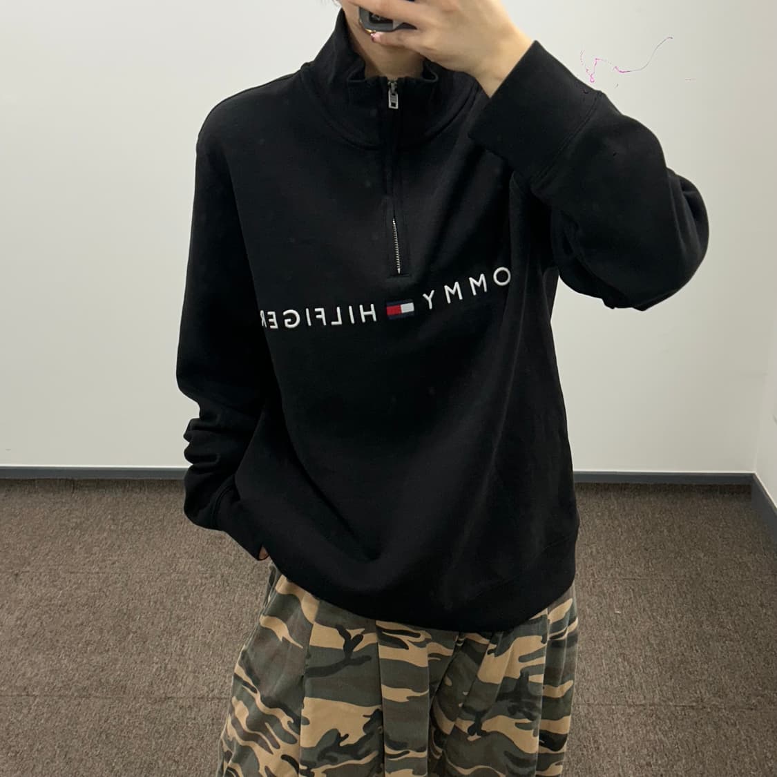 Tommy Hilfiger 타미힐피거 스펠아웃로고 블랙 반집업 맨투맨 상품이미지2