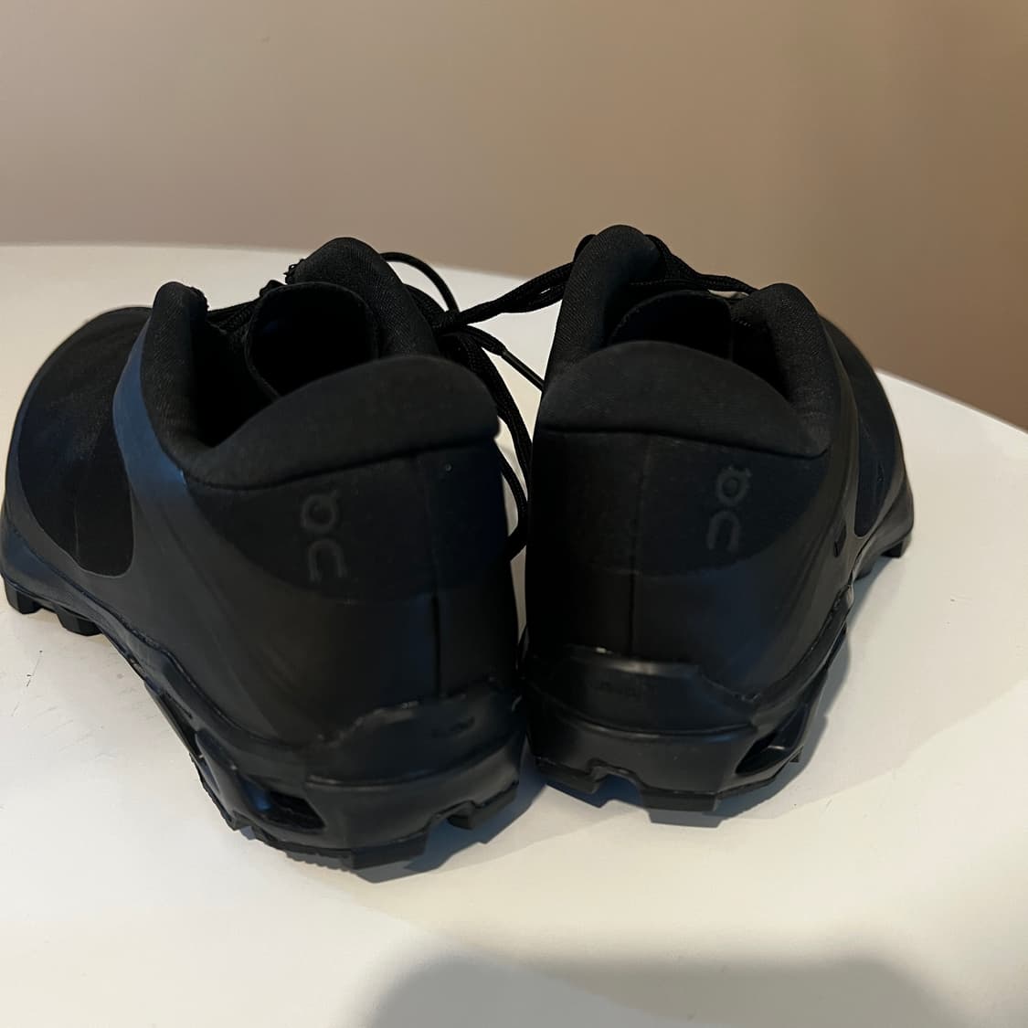 온 파프 클라우드벤쳐 피크 올 블랙 스니커즈 상품이미지3