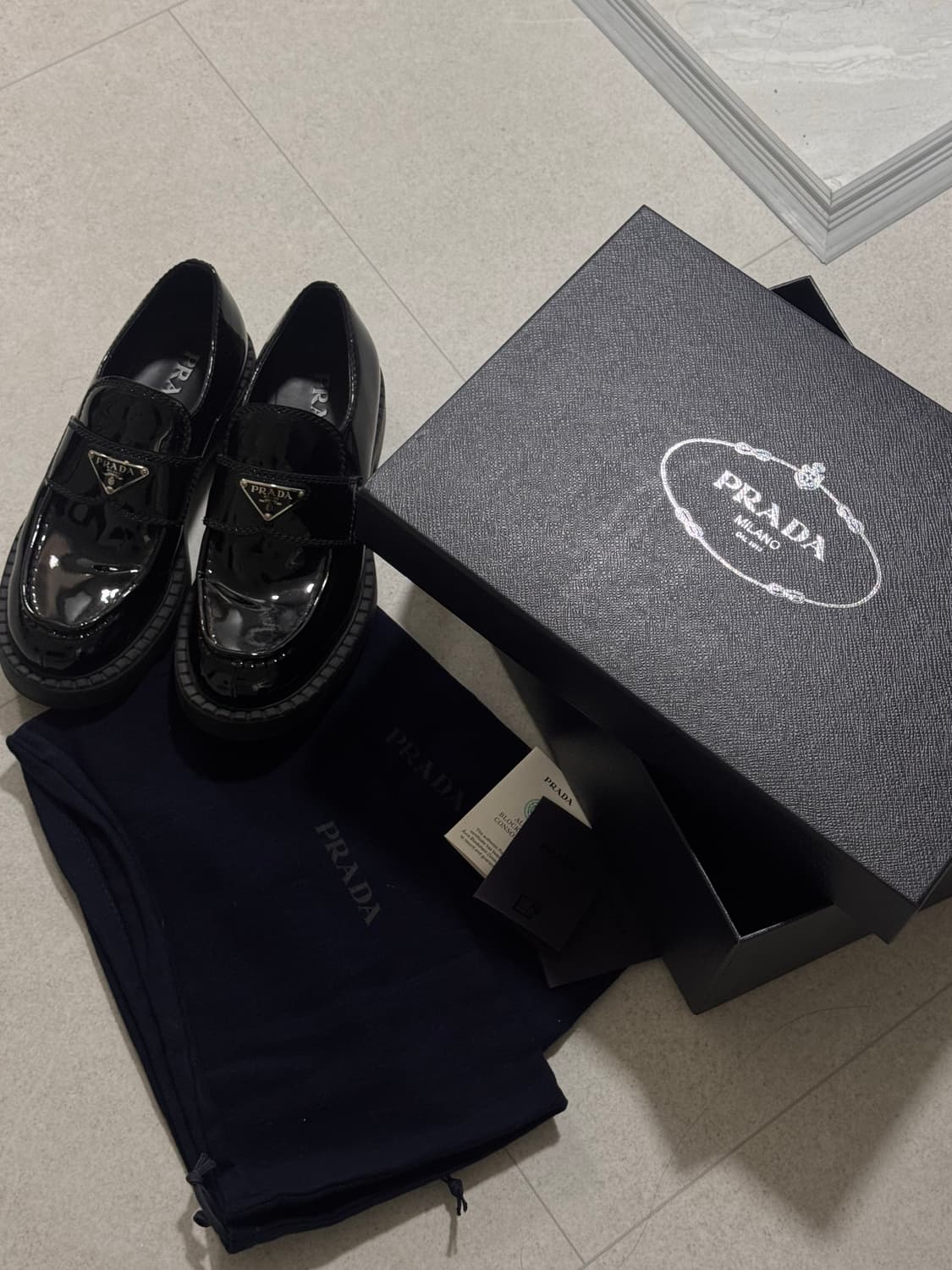 프라다 브러쉬드 로퍼 상품이미지1