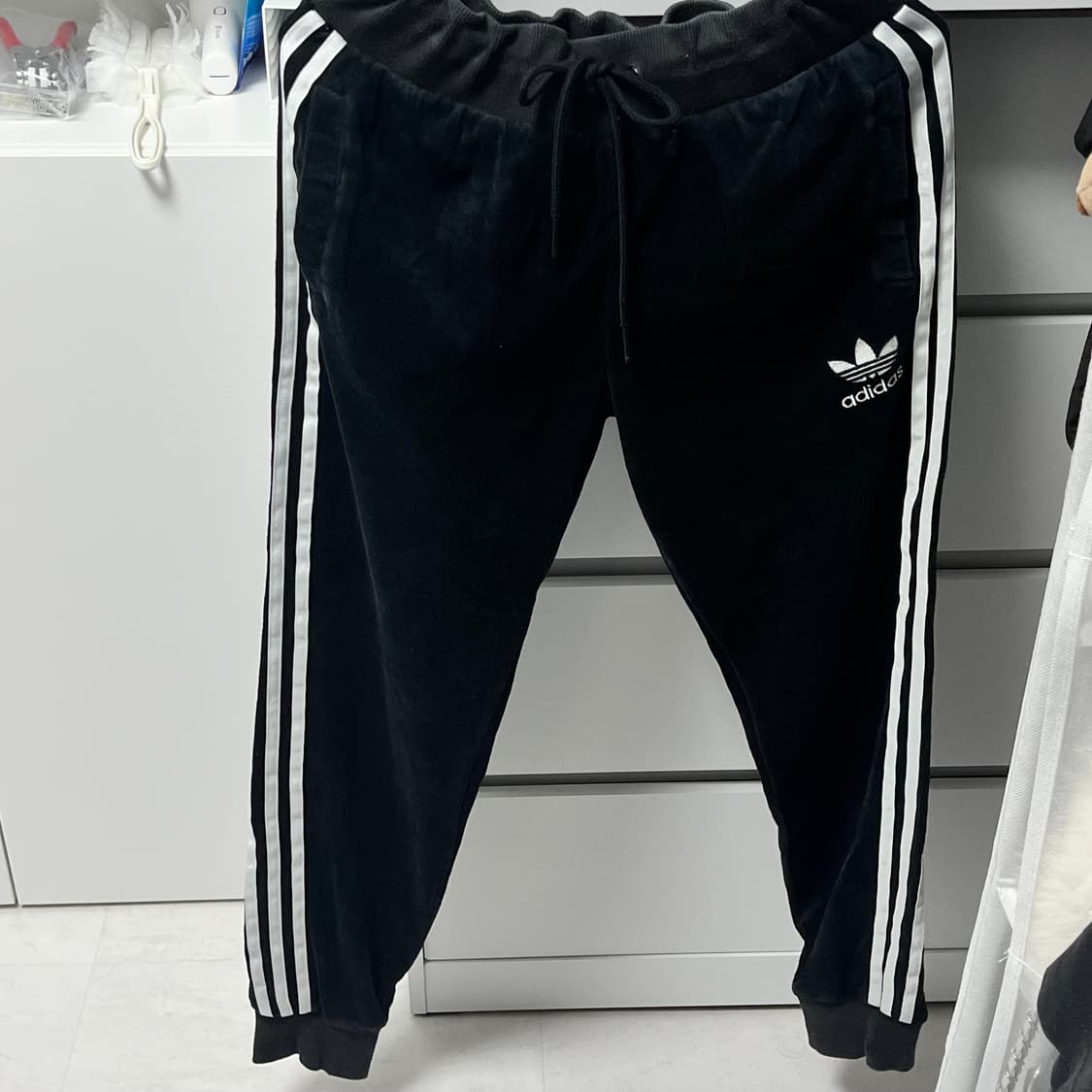 아디다스 벨벳 트레이닝 팬츠 상품이미지1