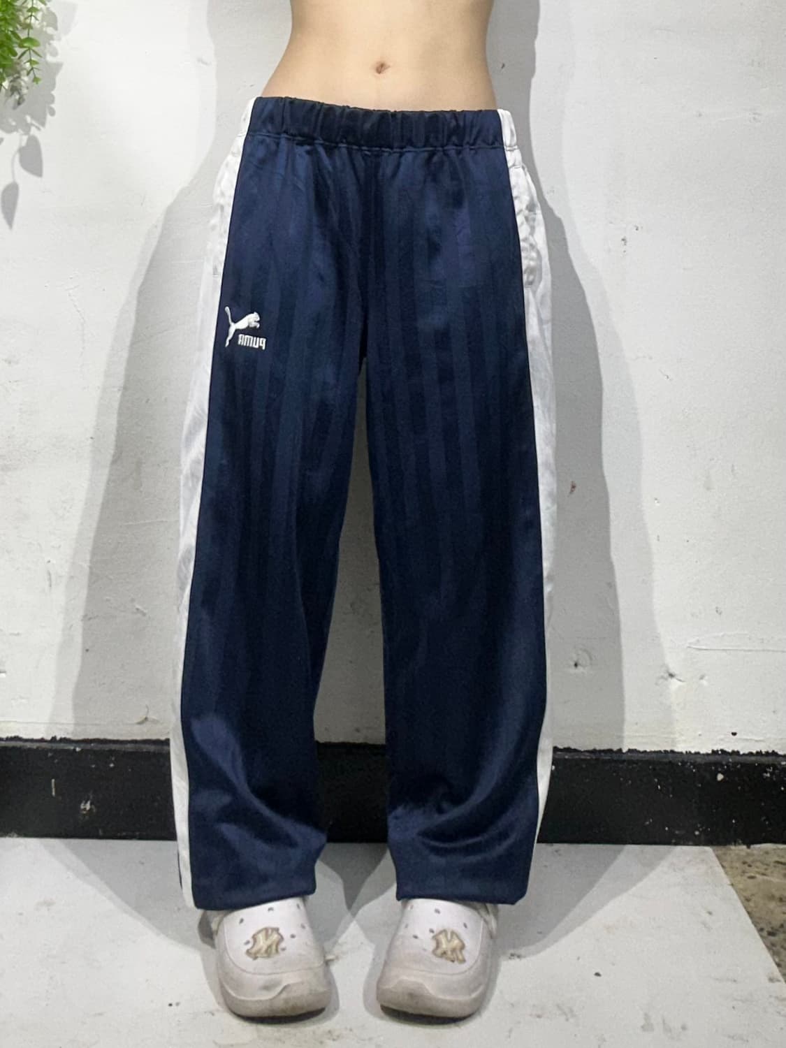 푸마 네이비 화이트 사이드 라인 와이드 트레이닝 팬츠  상품이미지2