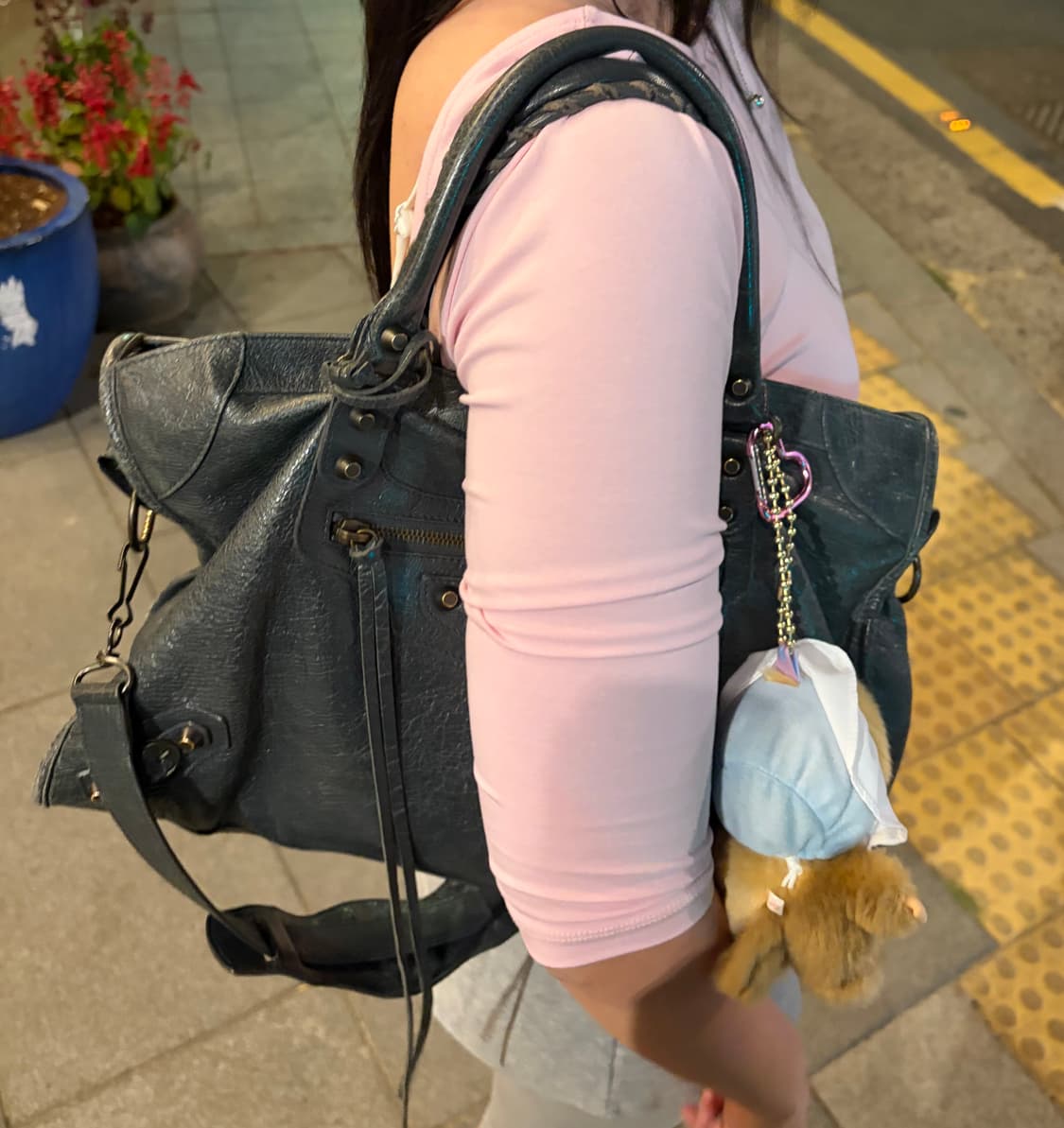 발렌시아가 모터백 차콜 그레이 상품이미지2