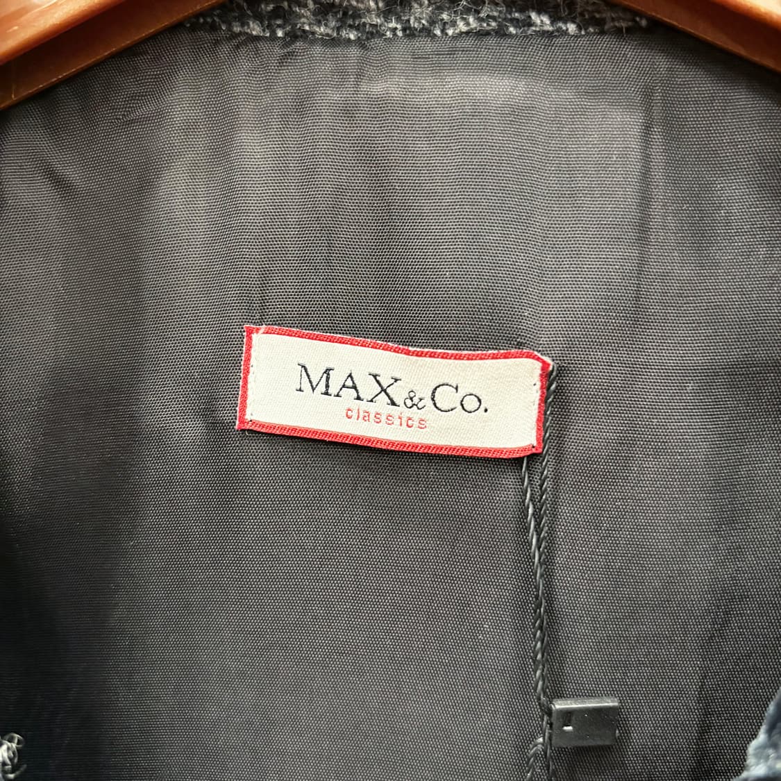 막스앤코 롱 헤링본 코트 노치드 라펠 벨벳 배색 디테일 차콜 상품이미지7