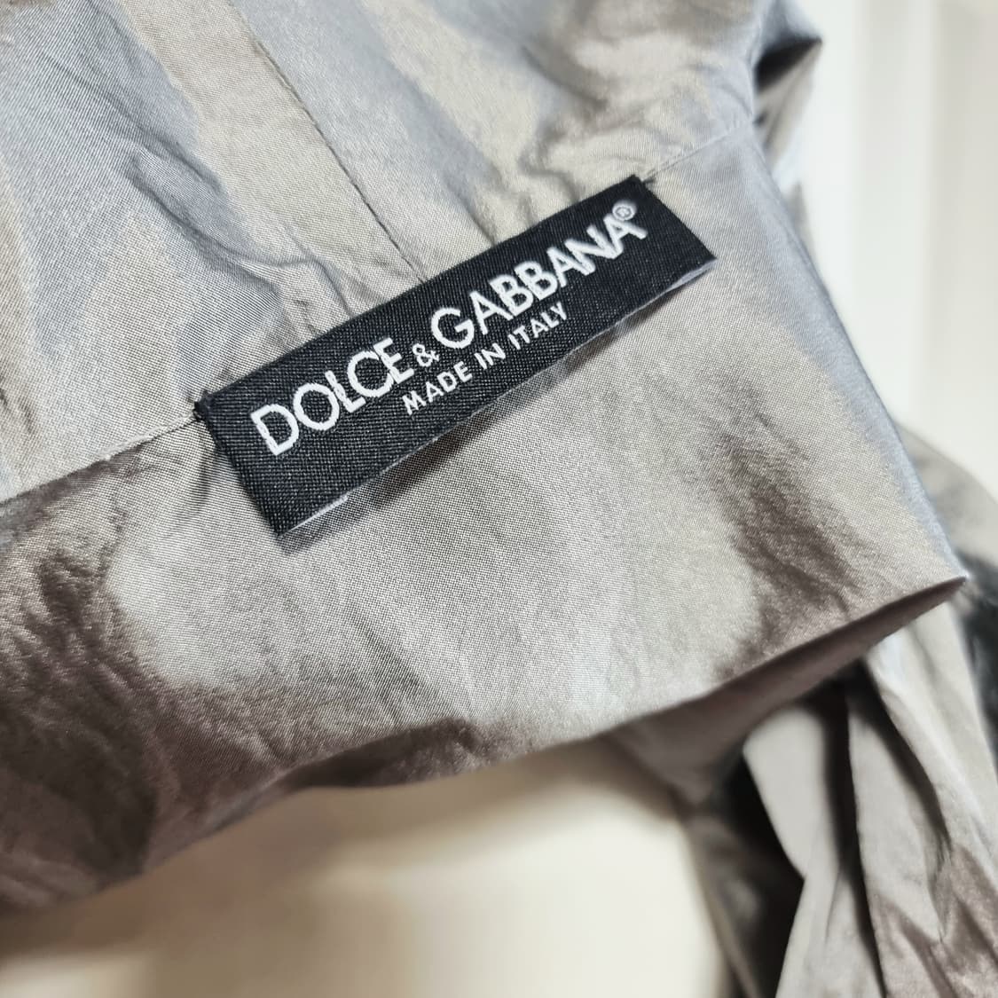 돌체앤가바나 실크66 메탈릭실버 리본타이 링클 블라우스 (55) 상태최상 상품이미지8