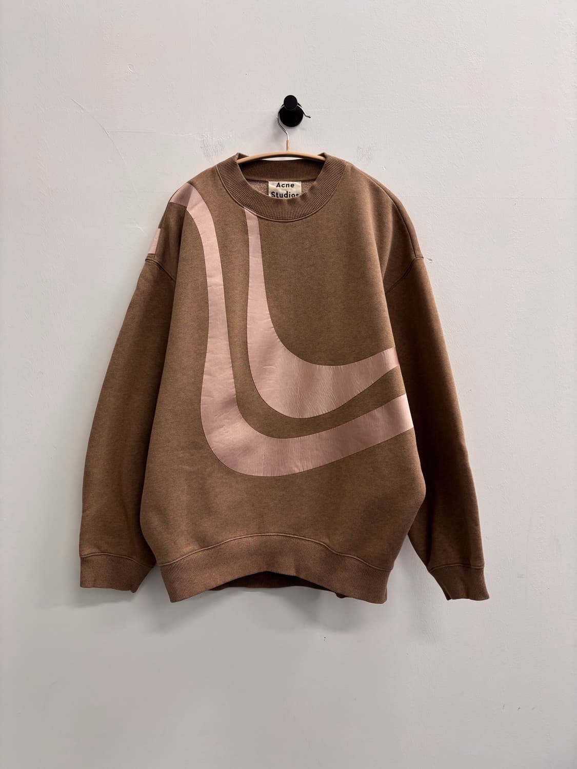 아크네 스튜디오(Acne Studios) 베타 아플리케 맨투맨 상품이미지1